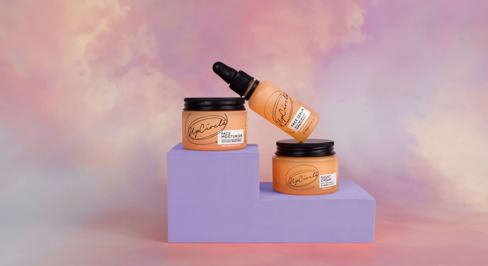 Produkte të përzgjedhura për kujdesin e lëkurës në një kompozim pastel