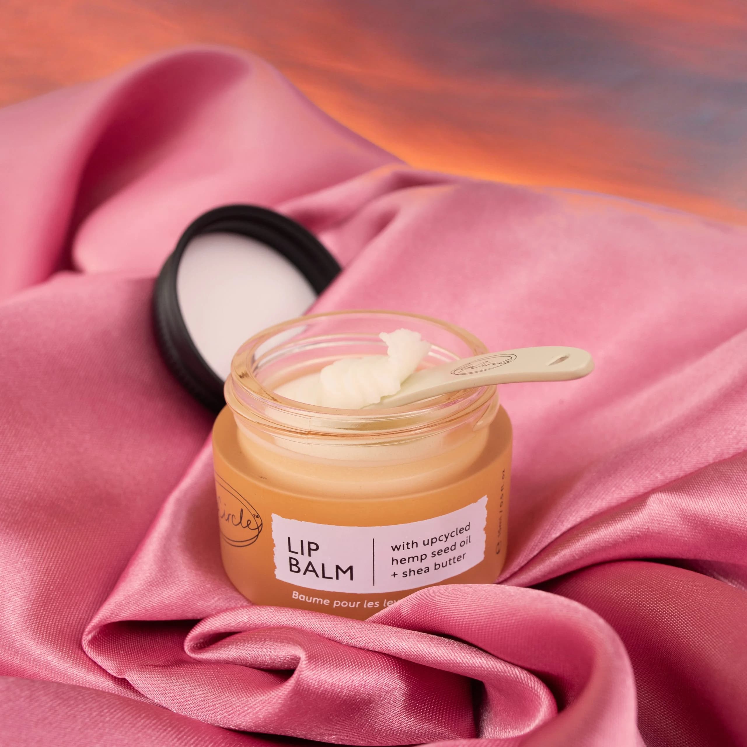 Balm për buzët organik me gjalp shea + vaj kërpi